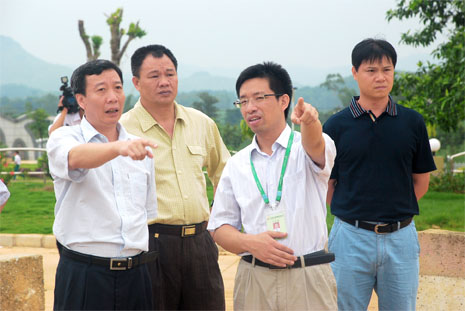 謝迺堂（左一）對(duì)湘桂循環(huán)經(jīng)濟(jì)產(chǎn)業(yè)園建設(shè)提出意見和建議。