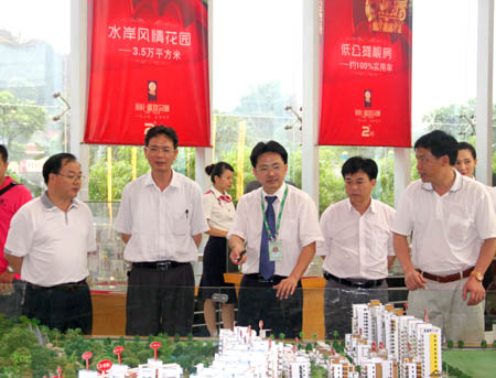 崇左市政協(xié)副主席、市工商聯(lián)主席玉如鋒（右四）一行聽取房地產(chǎn)公司匯報