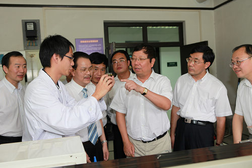 在清華大學(xué)生物柴油研究室，趙樂秦（右三）一行聽取關(guān)于微藻生物柴油研發(fā)的情況